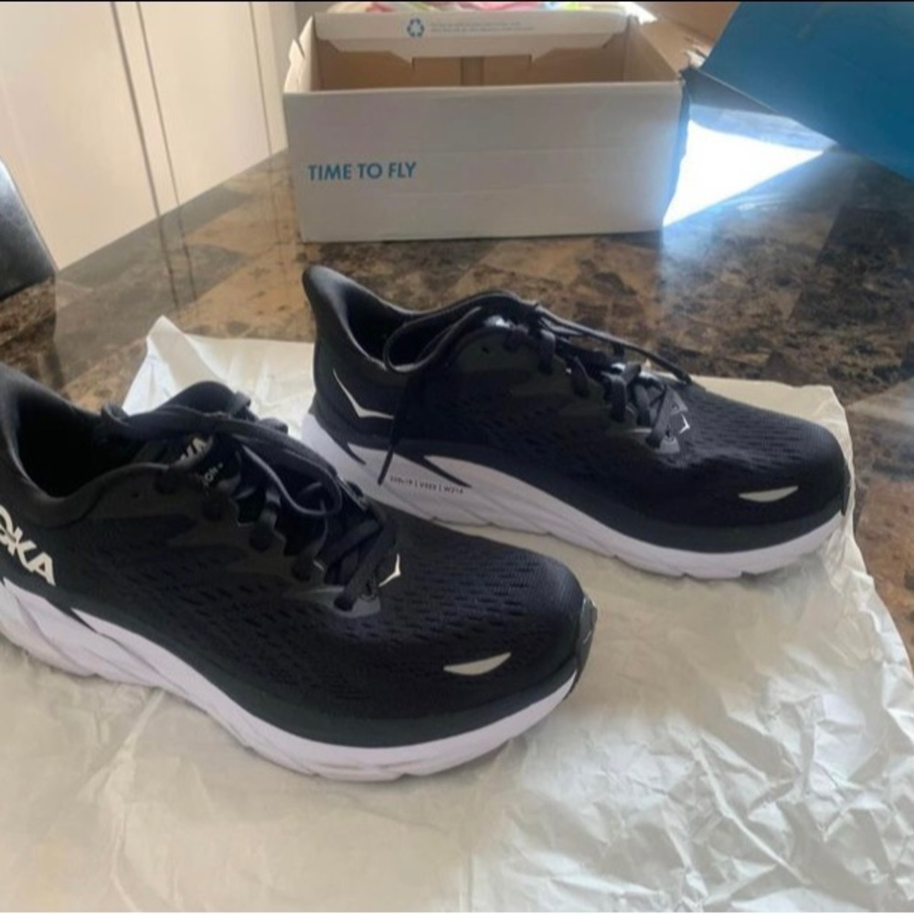 Hoka Clifton 8 tennis shoes